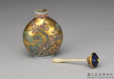 图片[2]-Glass-body painted enamel snuff bottle with the “Three Friends of Winter” on a gold background, Qing dynasty, Qianlong reign (1736-1795)-China Archive